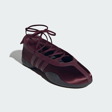 ADIDAS ORIGINALS - Sabrina com tiras 'Taekwando Mei' em vermelho