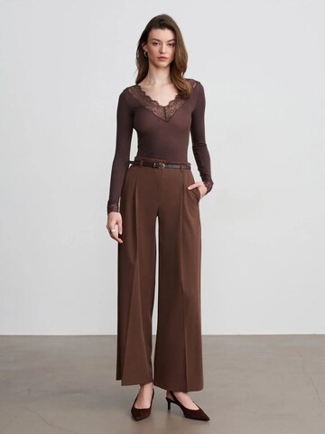 Dilvin Wide leg Trousers in Brown: front