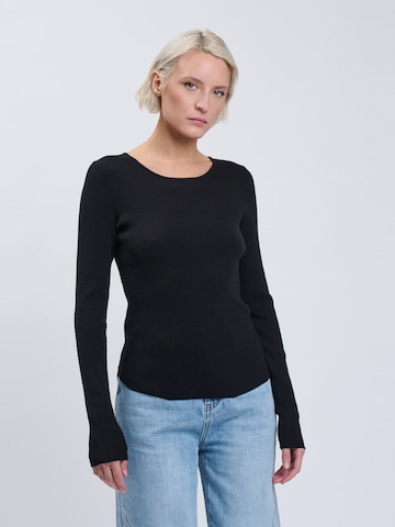 Pullover di Influencer in nero: frontale