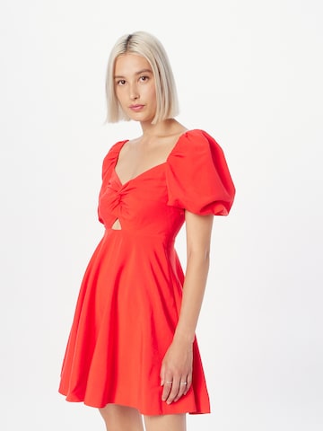 Rochie 'Faith' de la Forever New pe roșu: față