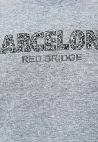 Redbridge Pullover mit 3D Flockdruck & Stickerei in Grau