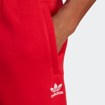 ADIDAS ORIGINALS Zwężany krój Spodnie 'Trefoil Essentials' w kolorze czerwony