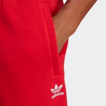 ADIDAS ORIGINALS Zwężany krój Spodnie 'Trefoil Essentials' w kolorze czerwony