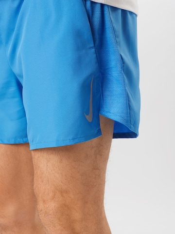NIKE Štandardný strih Športové nohavice - Modrá