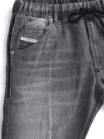 DIESEL Tapered Jeans '2030 D-KROOLEY JOGGJEANS Superstretch & Supersoft'‌‌‌‌‌‌‌‌‌‌ in Grau