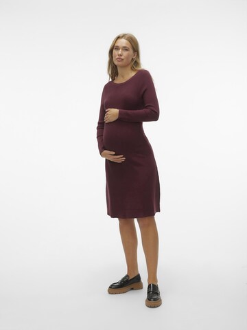 Robes en maille Vero Moda Maternity en rouge