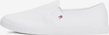 TOMMY HILFIGER Slip on -tennarit 'Essential' värissä valkoinen: edessä