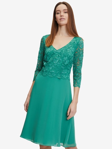 Robe de cocktail Vera Mont en vert : devant