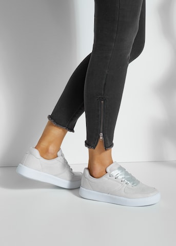 LASCANA - Zapatillas deportivas bajas en gris: frente