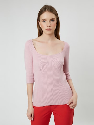 Pullover di Influencer in rosa: frontale