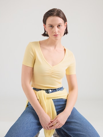 ONLY Póló 'ONLBETTY' - sárga: elől
