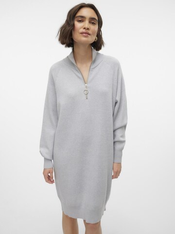 Robes en maille 'GOLDNEEDLE' VERO MODA en gris : devant