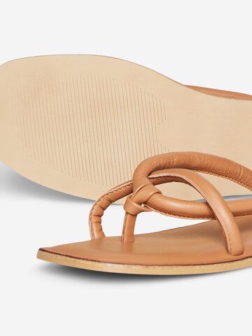 VERO MODA Teenslipper 'Flino' in Bruin