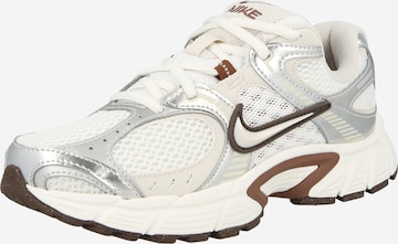 Baskets basses 'V5' Nike Sportswear en beige : devant