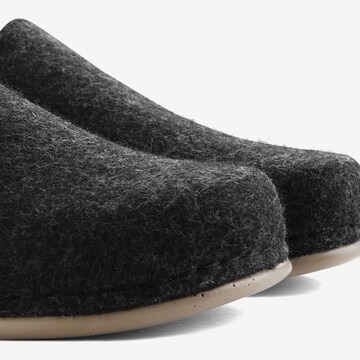 Travelin Slipper in Grau