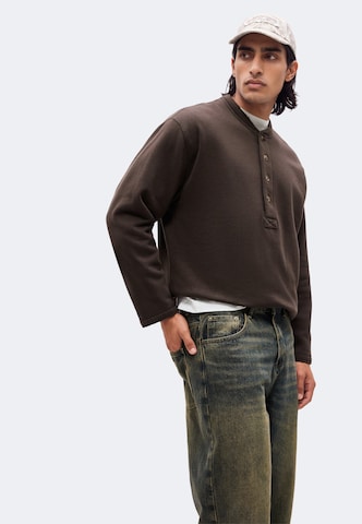 Abercrombie & Fitch Sweatshirt 'ESSENTIAL' i brun: side