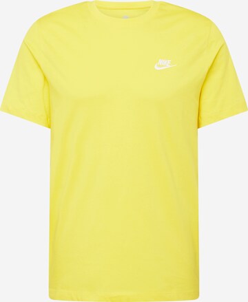 Coupe regular T-Shirt 'CLUB' Nike Sportswear en jaune : devant