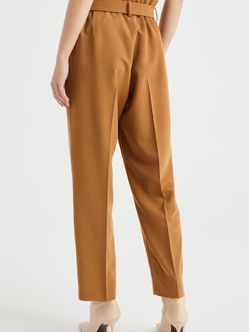 WE Fashion Tapered Trousers with creases in Brown