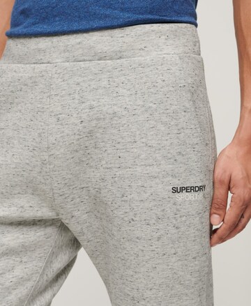 Coupe slim Pantalon de sport Superdry en gris