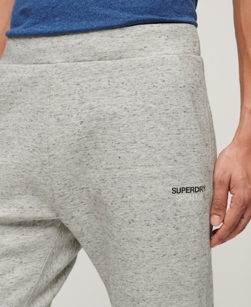Coupe slim Pantalon de sport Superdry en gris