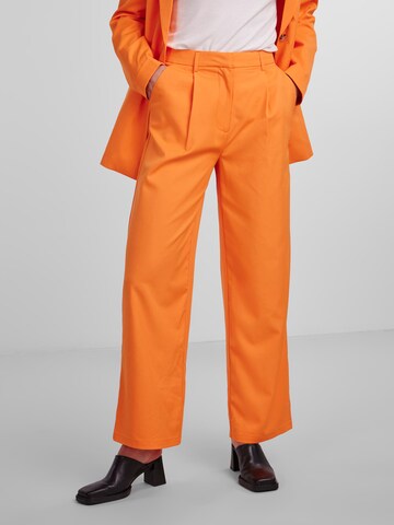 Regular Pantalon à pince PIECES en orange : devant