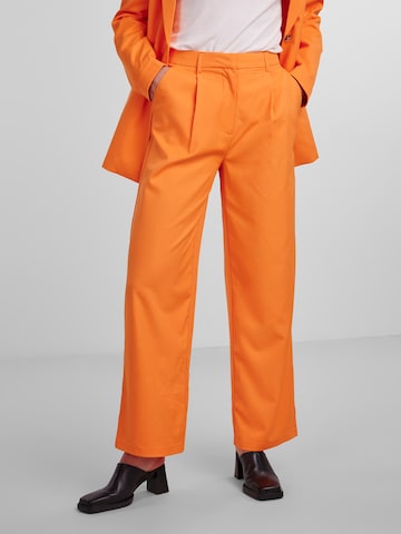 PIECES Regular Pleat-Front Pants in Orange: front