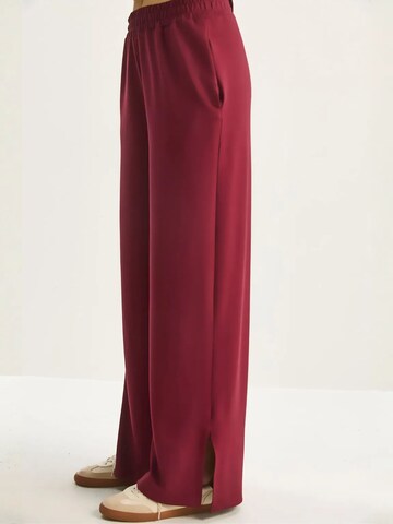 Completo pantalone di Bianco Lucci in rosso