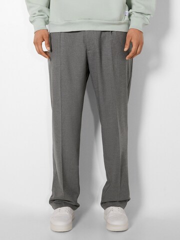 Bershka Wide leg Pleat-front trousers in Grey: front