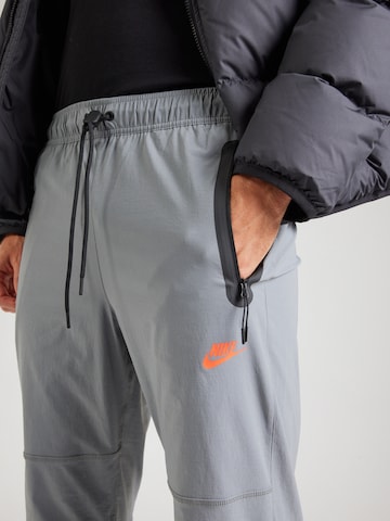 Nike Sportswear Tapered Παντελόνι σε γκρι