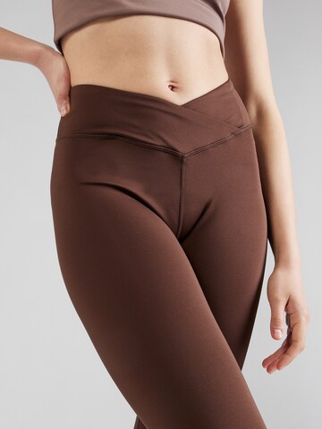 Skinny Pantaloni sportivi di HKMX in marrone