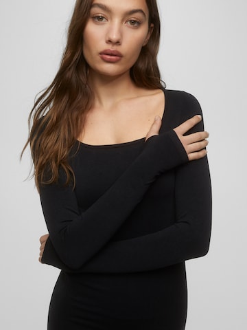 Rochie de la Pull&Bear pe negru