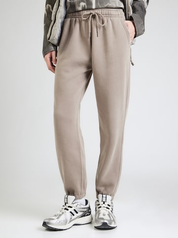 Abercrombie & Fitch Дънки Tapered Leg Панталон 'ESSENTIAL' в кафяво: отпред