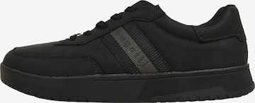 Sneaker bassa di bugatti in nero: frontale