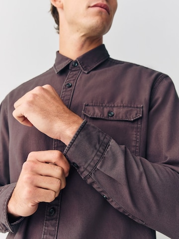 Next - Regular Fit Camisa em castanho