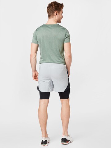 UNDER ARMOUR Regularen Športne hlače 'Launch 5' | siva barva