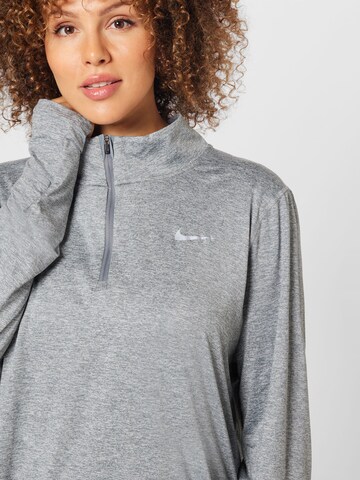 Nike Sportswear Λειτουργικό μπλουζάκι σε γκρι