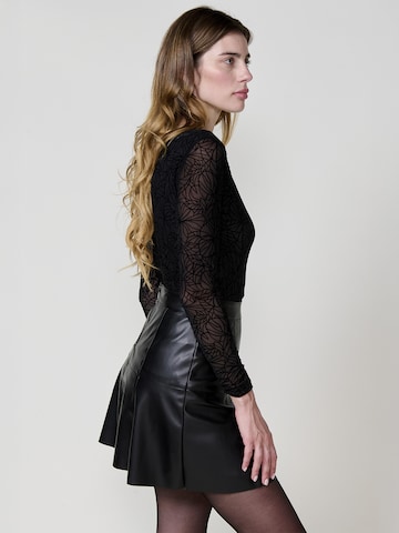 Tricou de la KOROSHI pe negru