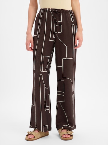 Regular Pantalon à pince Someday en marron : devant