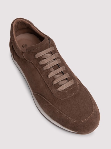 Pantofi de la Ombre pe maro