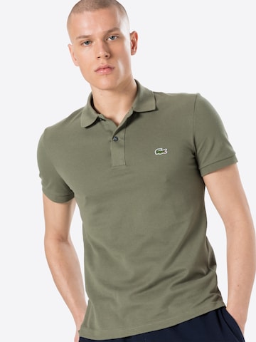 LACOSTE Slim fit T-shirt i grön: framsida