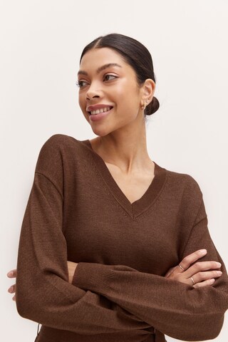 b.young Knitted dress in Brown