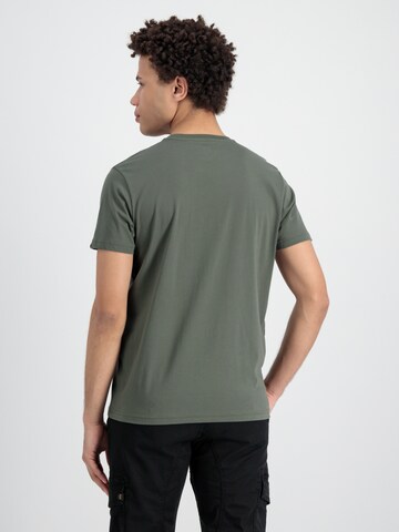 ALPHA INDUSTRIES Футболка в Зеленый