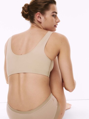 Top sportivo di Marks & Spencer in beige