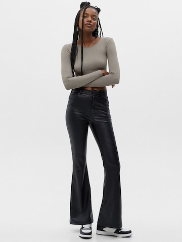 Pull&Bear Flared Jeans in Zwart: voorkant