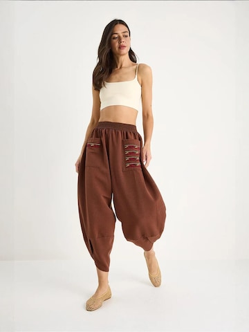 Loosefit Pantaloni modello harem di Bianco Lucci in marrone