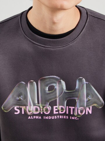 ALPHA INDUSTRIES Sweatshirt i grå
