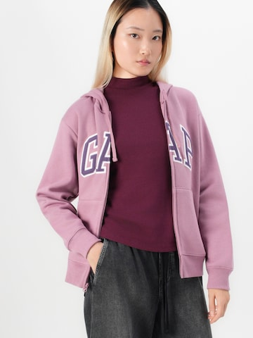 GAP Collegetakki 'HERITAGE' värissä lila