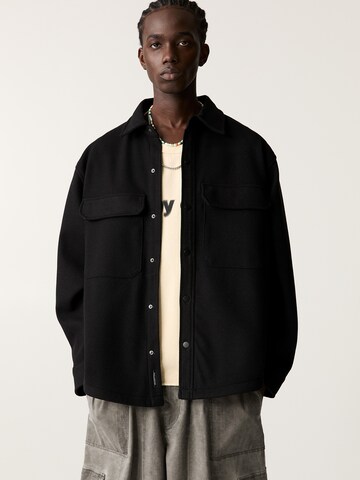 Pull&Bear Comfort Fit Риза в черно: отпред