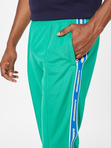 Tapered Pantaloni de la LACOSTE pe verde