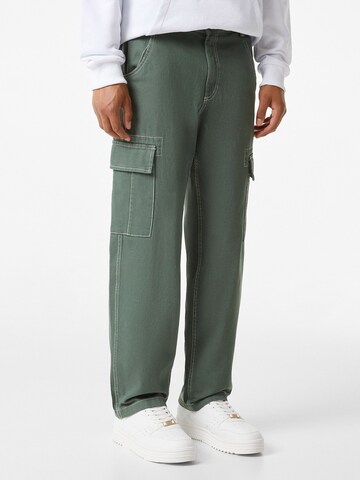 Bershka Regular Cargo trousers in Grey: front